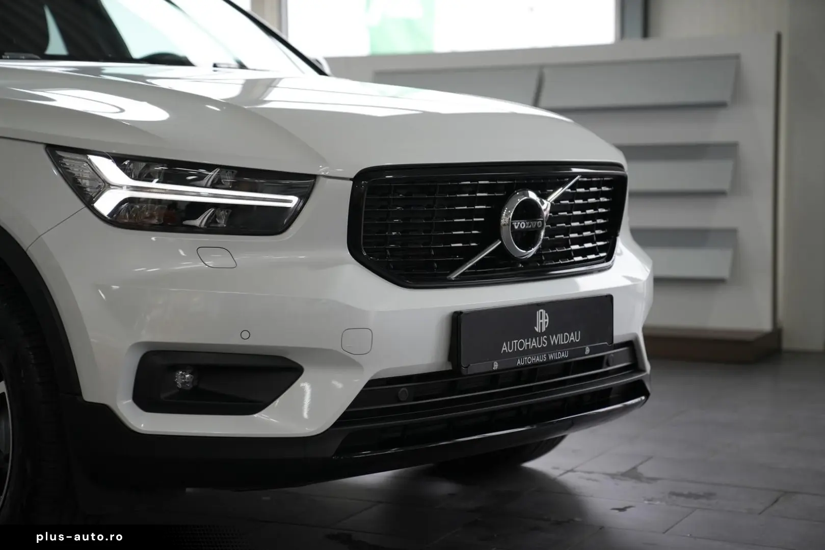 VOLVO XC40 R Design Expression Recharge Plug-In Hybrid