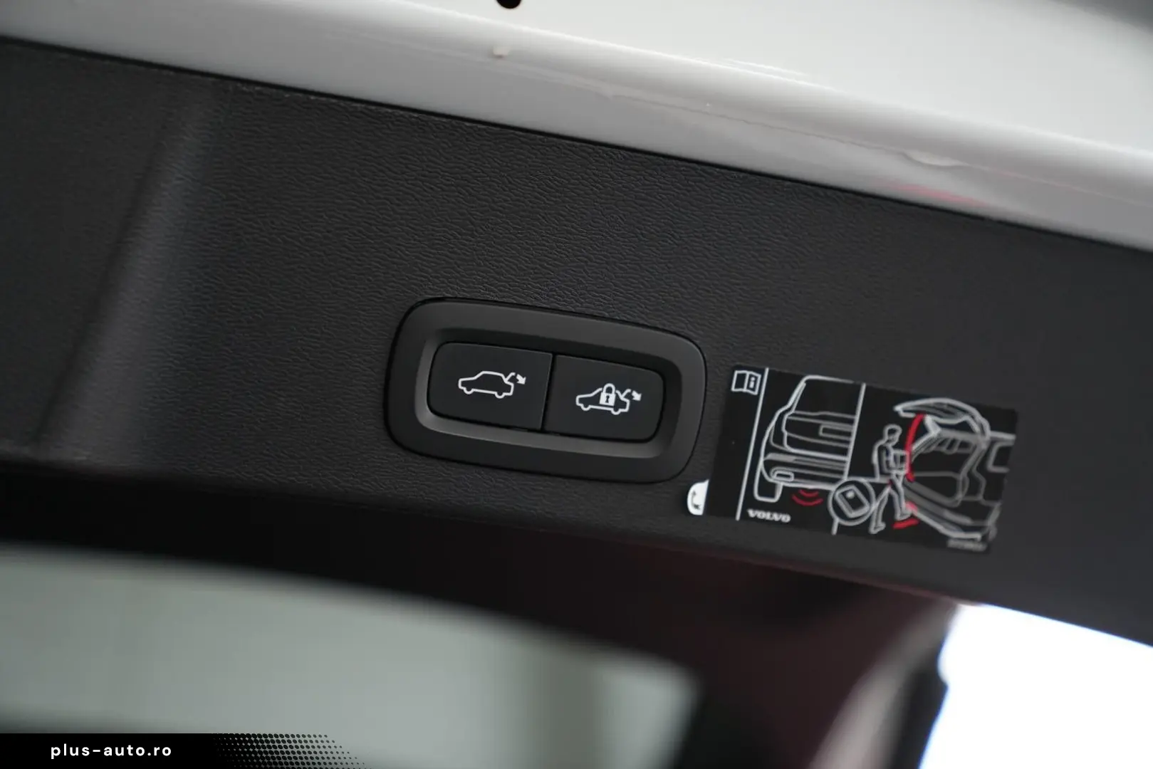 VOLVO XC40 R Design Expression Recharge Plug-In Hybrid