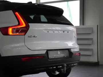 VOLVO XC40 R Design Expression Recharge Plug-In Hybrid