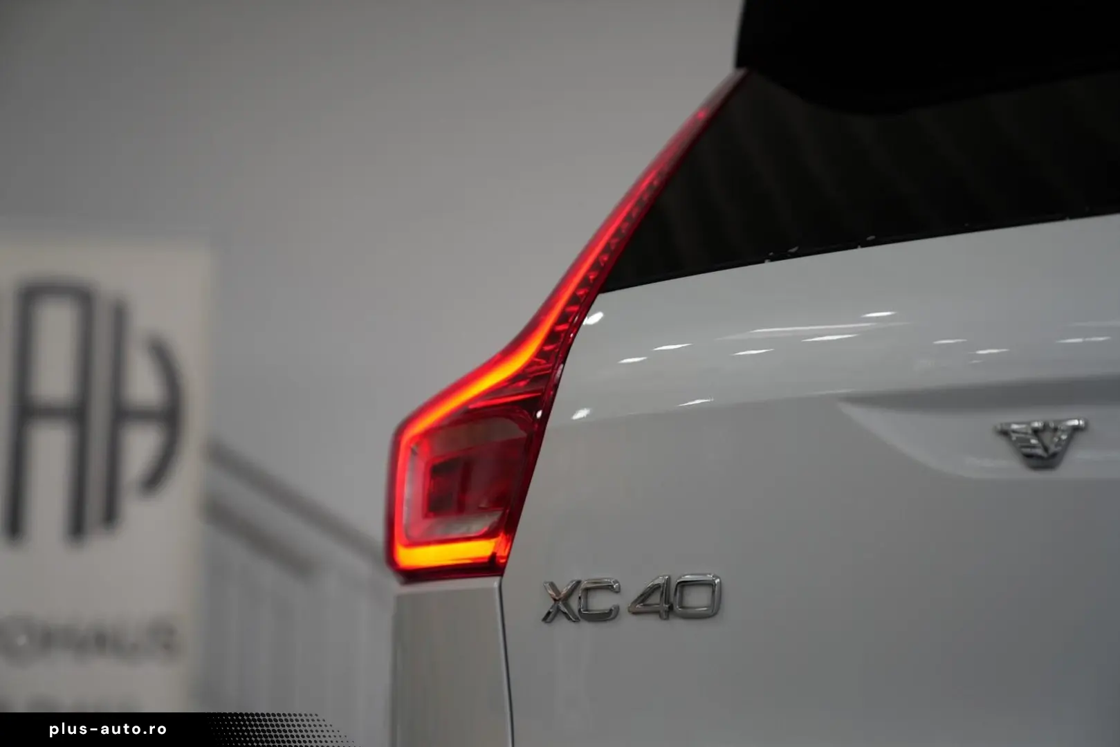 VOLVO XC40 R Design Expression Recharge Plug-In Hybrid