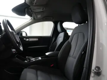 VOLVO XC40 R Design Expression Recharge Plug-In Hybrid