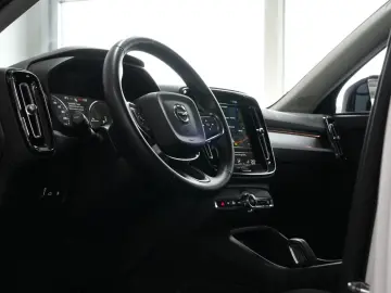 VOLVO XC40 R Design Expression Recharge Plug-In Hybrid