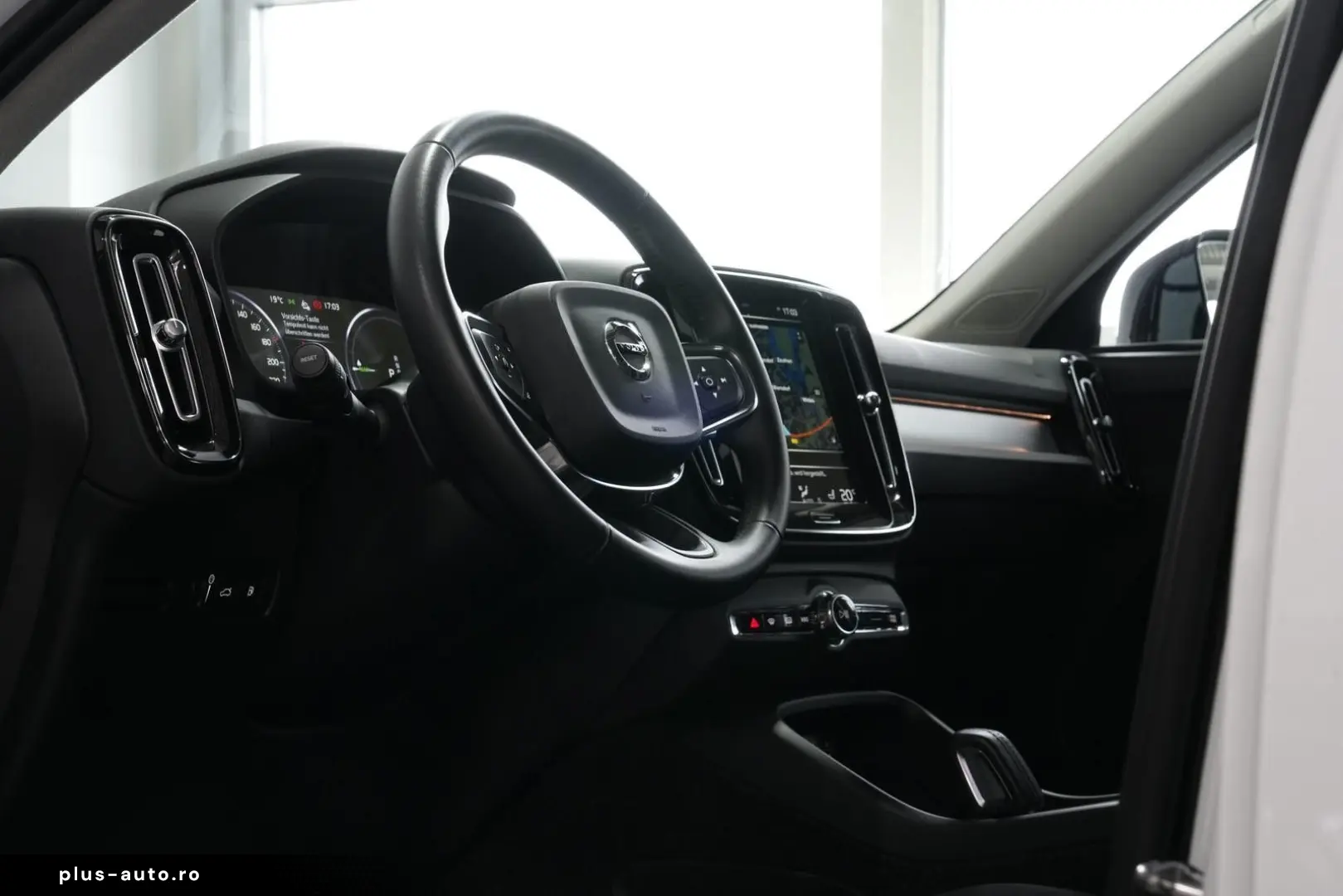 VOLVO XC40 R Design Expression Recharge Plug-In Hybrid