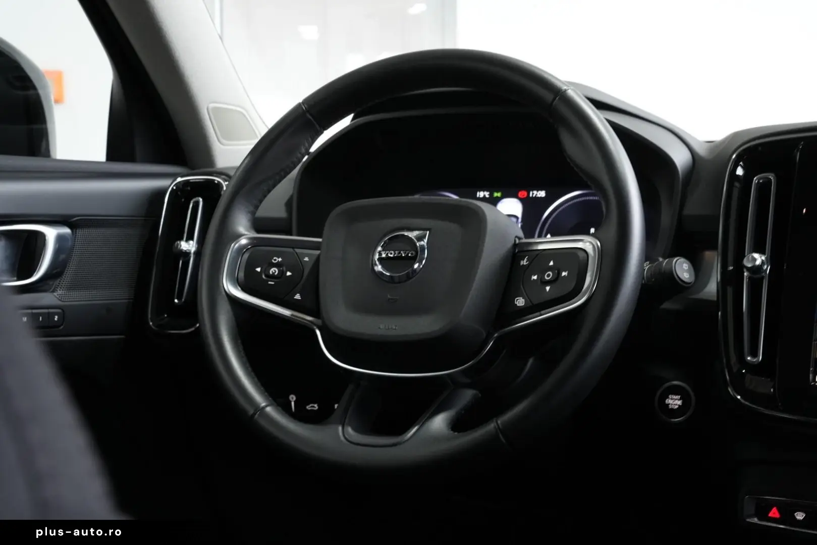 VOLVO XC40 R Design Expression Recharge Plug-In Hybrid