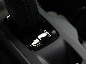 VOLVO XC40 R Design Expression Recharge Plug-In Hybrid