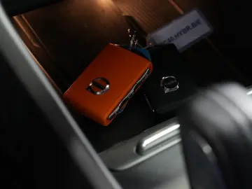 VOLVO XC40 R Design Expression Recharge Plug-In Hybrid