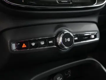 VOLVO XC40 R Design Expression Recharge Plug-In Hybrid