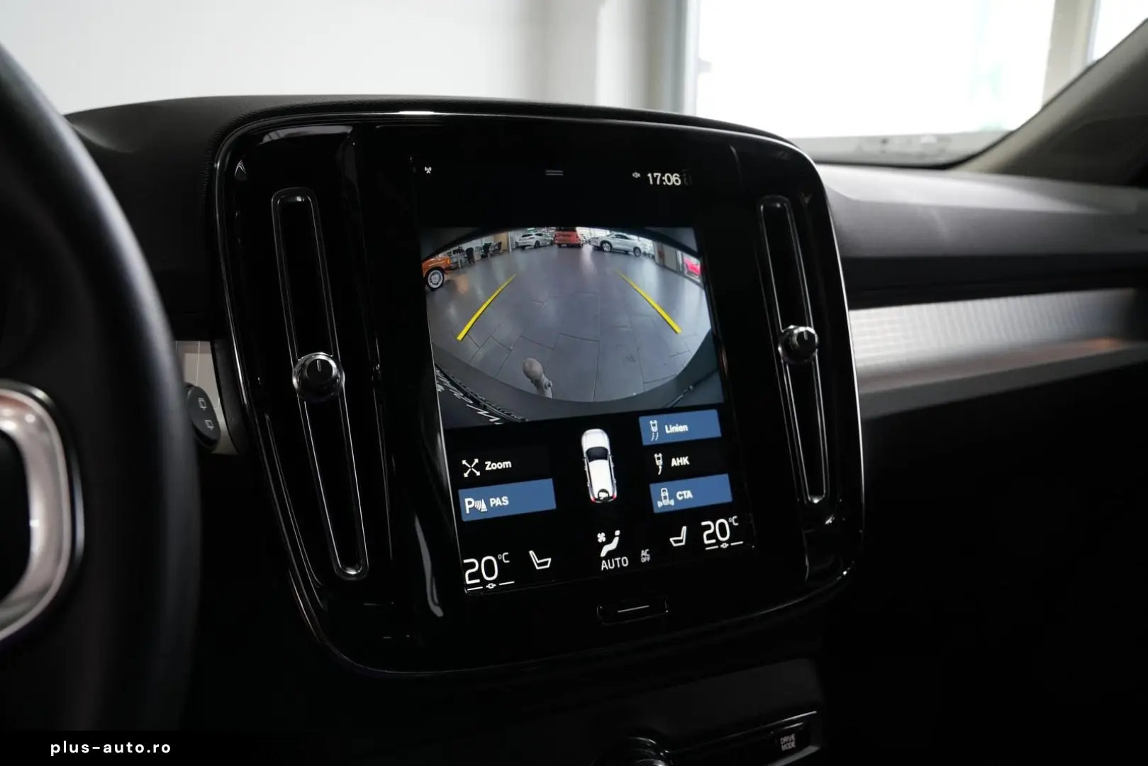 VOLVO XC40 R Design Expression Recharge Plug-In Hybrid