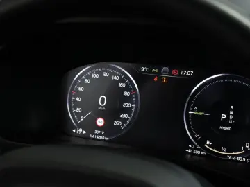 VOLVO XC40 R Design Expression Recharge Plug-In Hybrid