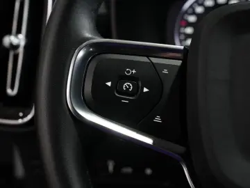 VOLVO XC40 R Design Expression Recharge Plug-In Hybrid