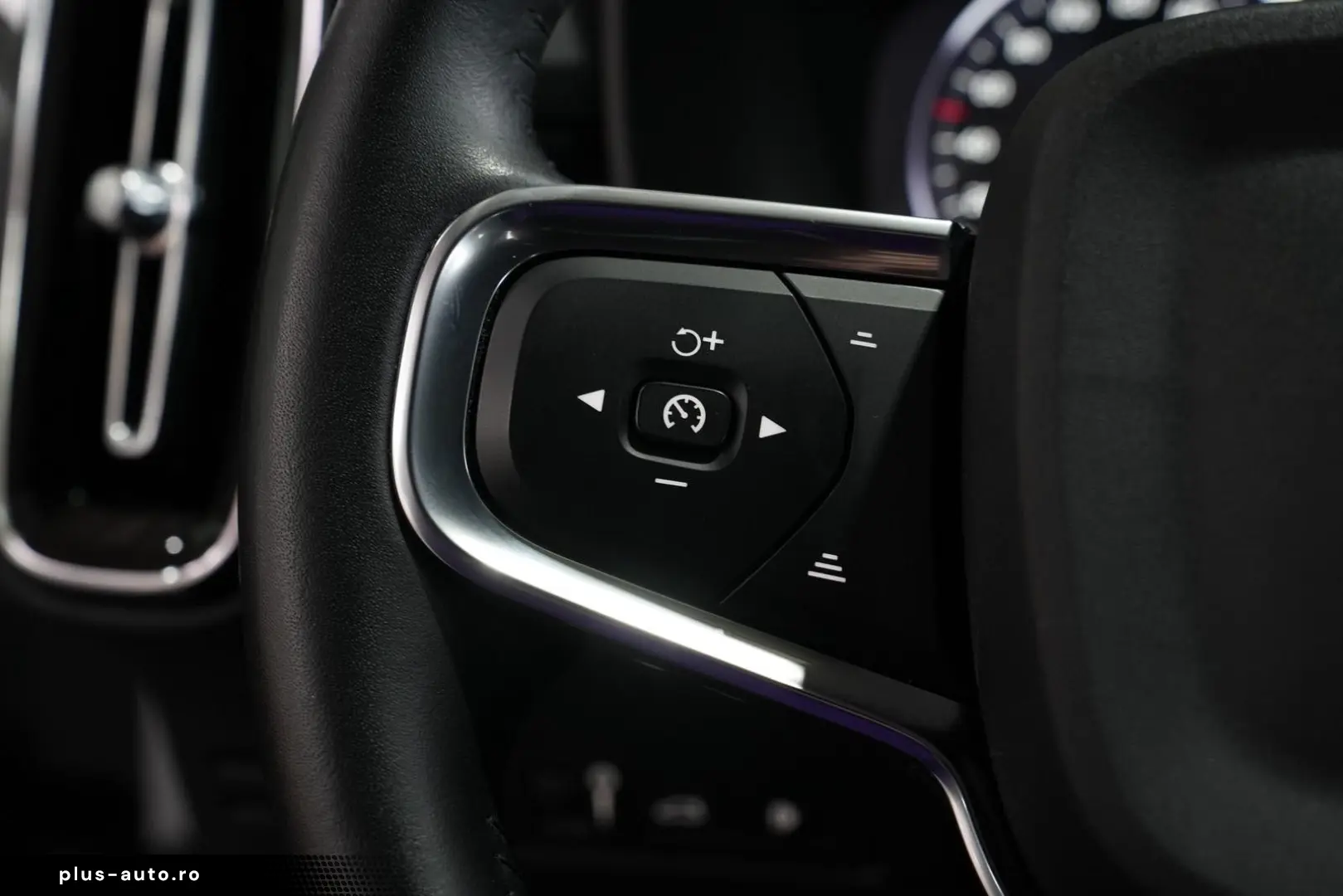 VOLVO XC40 R Design Expression Recharge Plug-In Hybrid