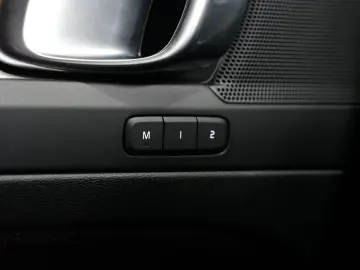 VOLVO XC40 R Design Expression Recharge Plug-In Hybrid