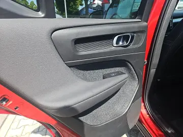 VOLVO XC40 T5 R-Design