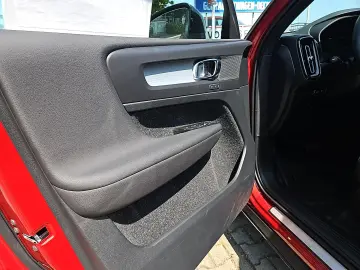 VOLVO XC40 T5 R-Design