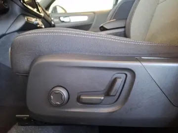 VOLVO XC40 T4 Recharge Plus Dark Plug-In Hybrid