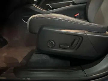 VOLVO XC40 Plus Dark Recharge Plug-In Hybrid 2WD