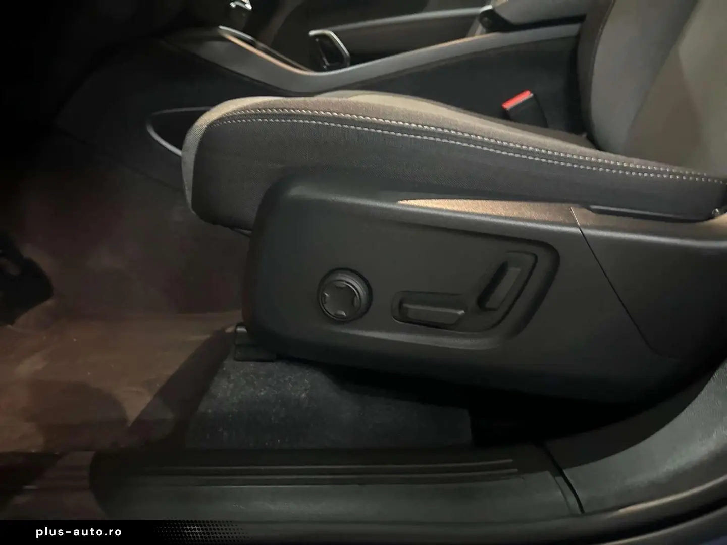 VOLVO XC40 Plus Dark Recharge Plug-In Hybrid 2WD