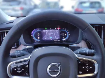 VOLVO XC60 Plus Dark 2WD