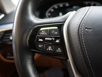 BMW 545e xDrive Business Innovations 360 Head Distr