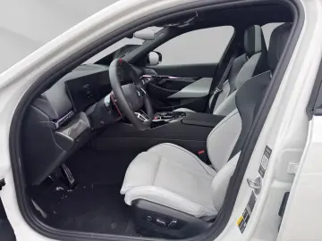 BMW M5 Touring AHK 0 5%DW Verst.