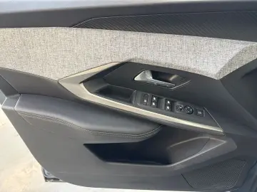 PEUGEOT 5008 1 2 Allure Hybrid 145 e-DSC6 (Blue Ingaro)