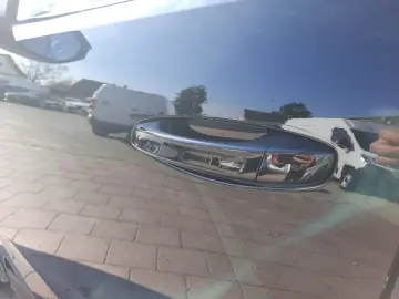 PEUGEOT 5008 1.2 136 A llure 7 Sitzer Navi Kamera LED