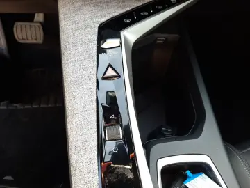 PEUGEOT 5008 1.2 136 A llure 7 Sitzer Navi Kamera LED