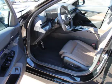 BMW 520d xDr.M Sport Standh.AHK SuView.KomfS Bel.20