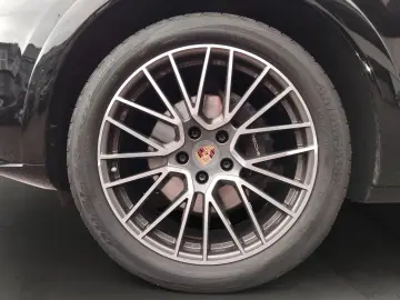 PORSCHE Cayenne Coupe Hybrid Sport 21  Luft Bose  360