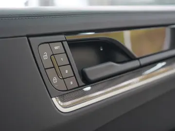 PORSCHE Cayenne Coupe E-Hybrid MY25 P-Display Massage