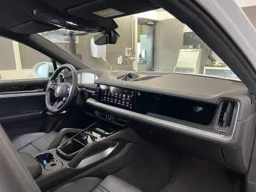 PORSCHE Cayenne E-Hybrid Coupe   Hinterachslenkung