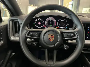 PORSCHE Cayenne E-Hybrid Coupe   Hinterachslenkung