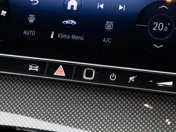 MERCEDES-BENZ C 180 AMG LED Pano AHK 360 Memory Totw…