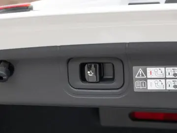 MERCEDES-BENZ C 180 AMG LED Pano AHK 360 Memory Totw…