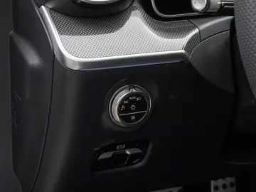 MERCEDES-BENZ C 180 AMG LED Pano AHK 360 Memory Totw…