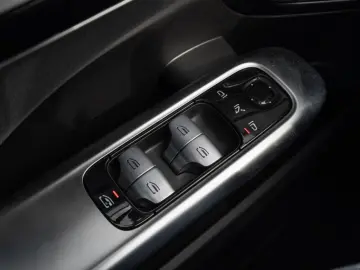 MERCEDES-BENZ C 180 AMG LED Pano AHK 360 Memory Totw…