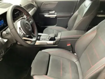 MERCEDES-BENZ EQB 300 4M AMG NIGHT LED MBUX EASY-PACK Kamera