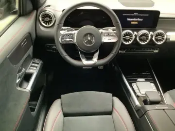 MERCEDES-BENZ EQB 300 4M AMG NIGHT LED MBUX EASY-PACK Kamera