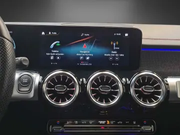 MERCEDES-BENZ EQB 300 4M AMG Pano NIGHT Burmester Keyless 19