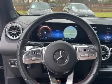 MERCEDES-BENZ EQB 300 4M AMG Night Distronic Kamera Ambiente