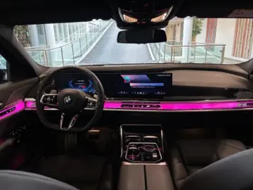 BMW 740 d xDrive M Sport PanoSky StHzg IconGl Aktivl