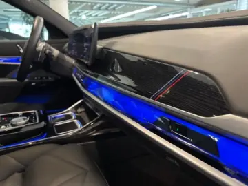 BMW 740 d xDrive M Sport PanoSky StHzg IconGl Aktivl