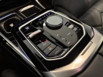 BMW 740 d xDrive M Sport PanoSky StHzg IconGl Aktivl