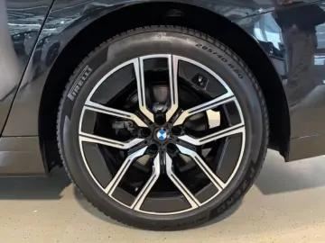 BMW 740 d xDrive M Sport PanoSky StHzg IconGl Aktivl