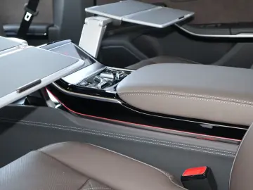 AUDI A8L 60 TFSIe Long