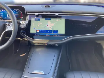 MERCEDES-BENZ E 200 Exclusive Pano SUPERSCREEN Burm