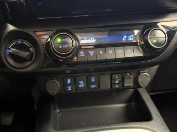 TOYOTA Hilux 2.8 D-4D 4x4  RFK SHZ DAB Rollo AHK