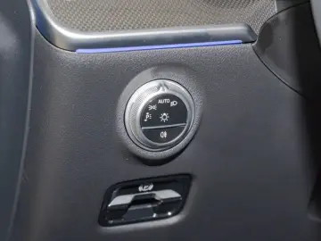 MERCEDES-BENZ C 180 AMG-Sport 360 Pano Night AHK Mem…