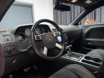 Dodge Challenger SRT-8