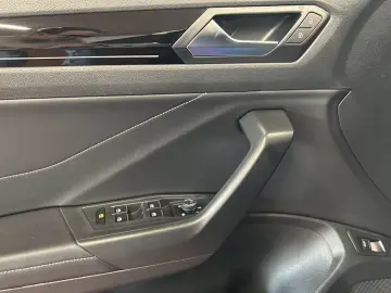 VW T-Roc R-Line 1.5 TSI 2xKlima ACC AUT Kam. KlimaA